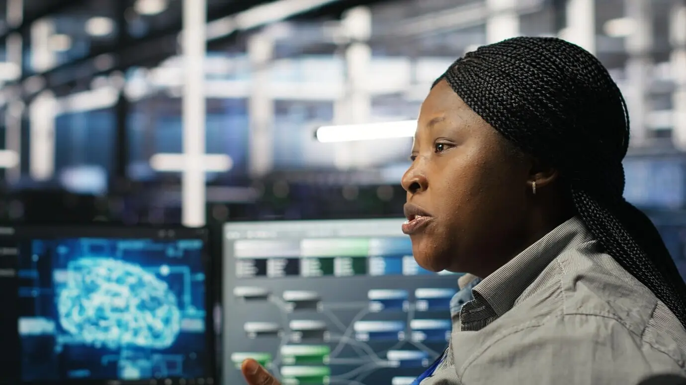 Equipo de ingeniería de centro de datos desplegando soluciones de IA, optimizando el equipamiento del hub de servidores y trabajando en equipo.